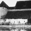 Opevnění města: pás středověkého opevnění města s jednou z hradebních bašt, foto před demolicí 1902 a následnou stavbou budovy gymnázia v České ulici; sbírka J. Dvořáka.