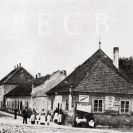 Ostrostřelci: střelnice sboru ostrostřelců na nároží Pražské třídy a Mariánského náměstí, zbořena kolem roku 1880; podle Album starých Budějovic 1924.