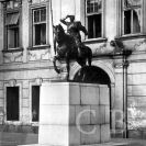 Pomníky: jezdecká socha Jana Žižky z Trocnova na původním místě před radnicí, pohlednice 1951; sbírka D. Kováře.