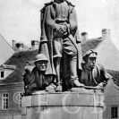 Pomníky: legionářské sousoší s plukovníkem J. J. Švecem na Senovážném náměstí před poštou, kolem 1930; sbírka F. J. Čapka.
