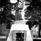 Pomníky: Zborovský pomník na nádvoří Žižkových kasáren (1927), pohlednice; SOkA.