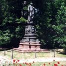 Pomníky: bronzová socha Adalberta Lanny v městském parku Na Sadech; foto O. Sepp 1998.