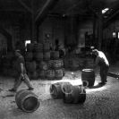 Pivovarnictví: pivovarská sudárna, přelom 19. a 20. století; sbírka V. Vondry.