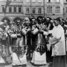 Poutě a procesí: slavnostní rozloučení s ostatky svatého Vojtěcha na náměstí Přemysla Otakara II. 1947; archiv J. Jakeše.
