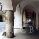 Podloubí: průhled loubím, Česká ulice; foto O. Sepp 1998.