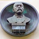 Pamětní desky: detail busty A. Zátky na rodném domě č. 41 v Krajinské třídě; foto Nebe 2014.