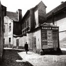 Panská ulice: plakátovací plocha na domě ve vyústění Mlýnské a Panské ulice u Rabenštejnské věže, 1936, sbírka J. Dvořáka; SOkA.