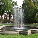 Parky a zahrady: kašna s plastikou chlapce se žábou v parku Na Sadech, vybudovaná v roce 1882 a obnovená v roce 2002; foto Nebe 2019.