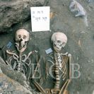 Piaristické náměstí: archeologický výzkum středověkého hřbitova na náměstí; ze sbírek Jihočeského muzea v Českých Budějovicích.