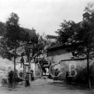 Piaristické náměstí: pohled z Piaristického náměstí k Hroznové ulici, foto z přelomu 19. a 20. století; ze sbírek Jihočeského muzea v Českých Budějovicích.