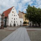 Piaristické náměstí: průhled z jižní strany náměstí na zrekonstruovanou solnici; foto Nebe 2020.