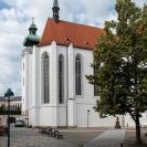 Piaristické náměstí: vstup na náměstí z Hroznové ulice s pohledem na kostel Obětování Panny Marie; foto Nebe 2020.