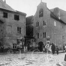 Piaristické náměstí: vstupní branka na Piaristické náměstí před rokem 1903, kdy byl zbořen dům stojící napravo; sbírka J. Dvořáka.