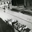 Pivovarnictví: pivovarský povoz se sudovým a lahvovým pivem v Jeronýmově ulici u Lannovy třídy, 1936, sbírka J. Dvořáka; SOkA.