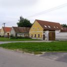 Planá: střední část severní strany návsi, vlevo dům čp. 45 s datováním 1849; foto K. Kuča 2005.