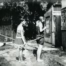 Plovárny a koupaliště: prostor šaten na bývalé sokolské plovárně u vltavského jezu poblíž Předního mlýna, 1922; sbírka J. Dvořáka.