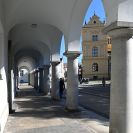 Podloubí: novodobé podloubí v Jirsíkově ulici; foto Nebe 2022.
