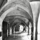 Podloubí: průhled loubím v Kněžské ulici, stav v roce 1963, foto P. Špandl; SOkA.