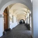 Podloubí: průhled podloubím na západní straně náměstí u radnice; foto Nebe 2022.