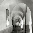 Podloubí: průhled podloubím v České ulici, foto P. Špandl, 2. polovina 60. let 20. století; SOkA.