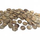 Poklady: část nálezu stříbrných mincí z domu na náměstí Přemysla Otakara II. č. 30; ze sbírek Jihočeského muzea v Českých Budějovicích.