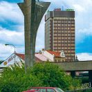 Pomníky: pomník Pařížské komuny před obchodním domem Družba, v pozadí městská dominanta z 80. let hotel Gomel; archiv Nebe.