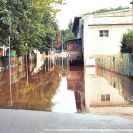 Povodně: pohled na zatopenou tribunu v ulici Sokolský ostrov po povodni 2002; archiv T. J. Sokol ČB.