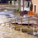 Povodně: stržené nábřeží a cyklistická stezka u Železné panny, 9. 8. 2002; podle Pelíšek 2002.
