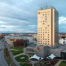 Pražská třída: průhled ulicí od Mariánského náměstí k severu s dominantou hotelu Clarion (do roku 2011 hotel Gomel); foto Nebe 2019.
