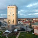 Pražské předměstí: zástavba severovýchodně od hotelu Clarion, vpravo kostel svatého Václava; foto Nebe 2019.
