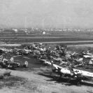 Protektorátní vojenské letiště: vraky letadel na letiště v Plané po evakuaci Němců 8. 5. 1945; archiv LOZ České Budějovice.