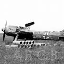Protektorátní vojenské letiště: výrazně poškozený stíhací letoun německé Luftwaffe Focke-Wulf Fw 190 na letišti v Plané; archiv LOZ České Budějovice.