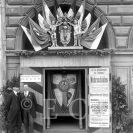 První světová válka: pobíjení štítu kovovými hřeby na náměstí Přemysla Otakara II. Výtěžek ze zakoupených hřebů byl posílán na konto Červeného kříže; ze sbírek Jihočeského muzea v Českých Budějovicích.