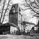 Rabenštejnská věž: pohled od severu, v popředí dřevěný můstek přes Mlýnskou stoku, 1950, sbírka J. Dvořáka; SOkA.