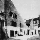 Radnice: budovy na nádvoří radnice, které byly zbourány v roce 1905; sbírka J. Dvořáka; SOkA.
