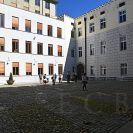 Radnice: nádvoří s dlažbou, typ kameniva vyznačuje polohu původních zdí; foto Nebe 2022.