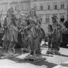 Radnice: sochy J. Dietricha sejmuté z radniční římsy, zleva Spravedlnost, Moudrost, Statečnost; sbírka J. Dvořáka, SOkA.