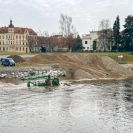 Regulace řek: podvodní bagr čistící koryto Vltavy pod Jiráskovým jezem po podzimních povodních 2024; foto Nebe 2025.
