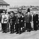 Remek Vladimír: (třetí zleva) spolu se sovětskými kosmonauty před pomníkem V. I. Lenina v polovině března 1978; sbírka J. Dvořáka; SOkA. 