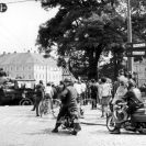 Rok 1968: okupační vojska v obležení občanů na Mariánském náměstí; ze sbírek Jihočeského muzea v Českých Budějovicích.