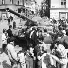 Rok 1968: tank okupační armády v obležení lidí na nábřeží Malše; sbírka J. Dvořáka.