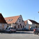 Rožnov: jižní strana náměstí Bratří Čapků s domem č. 7 s barokizujícím štítem a letopočtem 1856, domy č. 8 a č. 9; foto Nebe 2018.