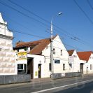 Rožnov: renesanční sýpka usedlosti č. 226 na Lidické třídě datovaná na fasádě 1564; foto Nebe 2018.