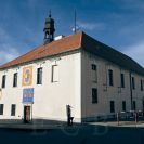Rudolfov: Perkmistrovský dům z roku 1591, dříve sídlo královského báňského úřadu, sídlo správy města, od rekonstrukce 2014 hornické muzeum, infocentrum a odborná knihovna; foto Nebe 2025.