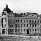 Secese: Okresní dům na Lidické třídě s původním průčelím; podle České Budějovice 1928.