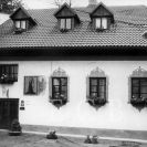 Široká ulice: malované barokní průčelí domu č. 39; foto M. Burian 1996.