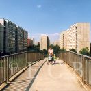 Sídliště: lávka přes Strakonickou třídu na sídlišti Vltava; foto O. Sepp 1998.