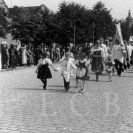 Slavnosti: průvod společenstva pekařů do pivovarské zahrady počátkem 30. let 20. století; archiv V. Vondry.