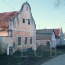 Stará Pohůrka: dům čp. 155 s barokizujícím štítem a další domy na jižní straně návsi, čp. 156 (dříve 45), 257, 157, 158 (dříve 19—20) a 159; foto K. Kuča 1998.