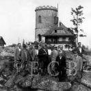 Sport a tělesná výchova: turistický oddíl u Tereziny chaty na Kleti, 1925; archiv J. Štumbauera.